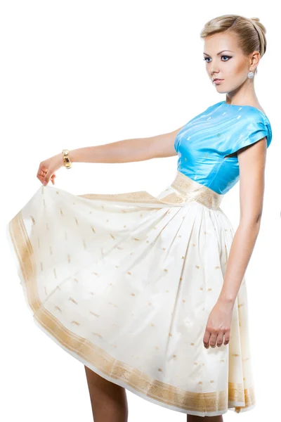 Mooie modieuze vrouw in een jurk — Stockfoto