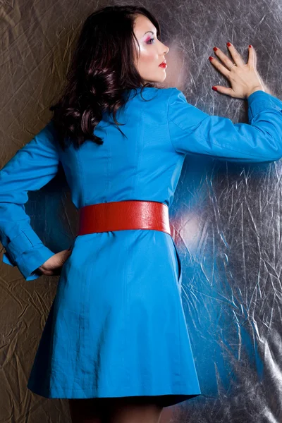 Elegant fashionabla kvinna i blå jacka — Stockfoto