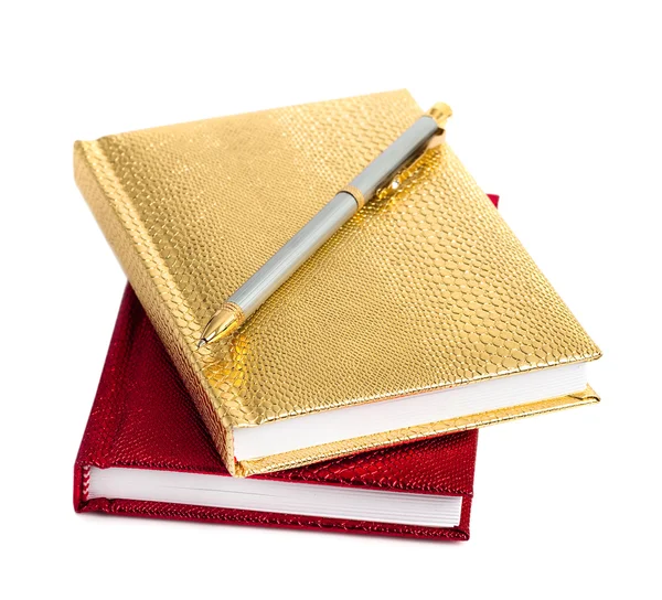 Złoty Notatnik rezygnować srebrne pióro — Zdjęcie stockowe