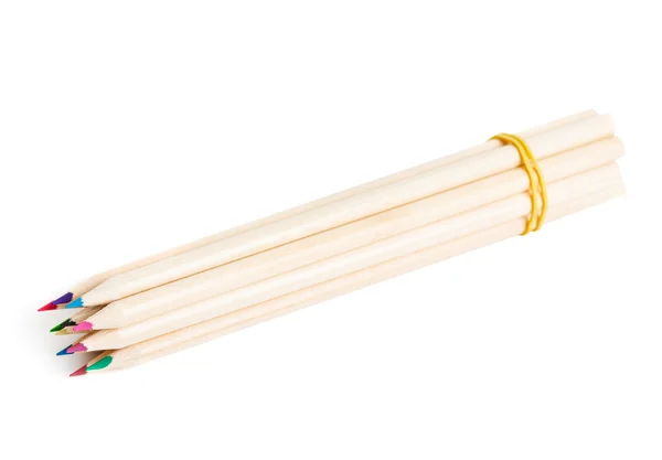 白い背景の上の行に多くの色鉛筆 — ストック写真