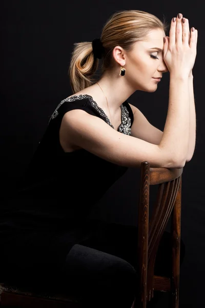아름 다운 검은 배경에 여자 유행 — 스톡 사진
