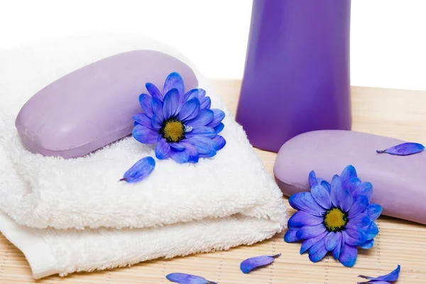 Lázně essentials, mýdlo a ručník s modrými květy — Stock fotografie