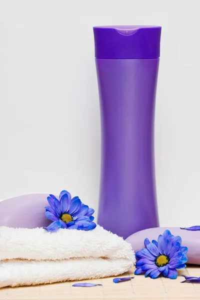 Essenziali spa, sapone e asciugamano con fiori blu — Foto Stock