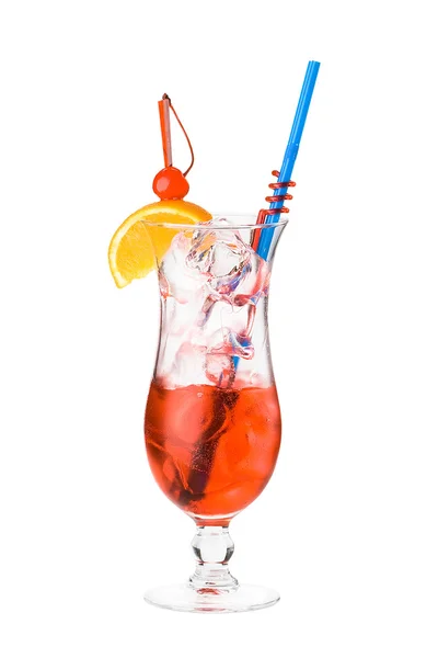 Cocktail con ghiaccio isolato su fondo bianco — Foto Stock