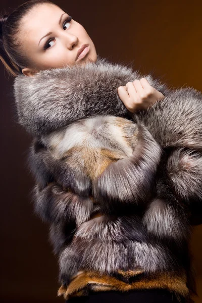 穿着毛皮大衣的漂亮女人 — 图库照片