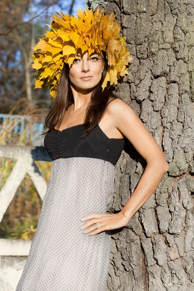Žena s žlutými listy na podzim — Stock fotografie