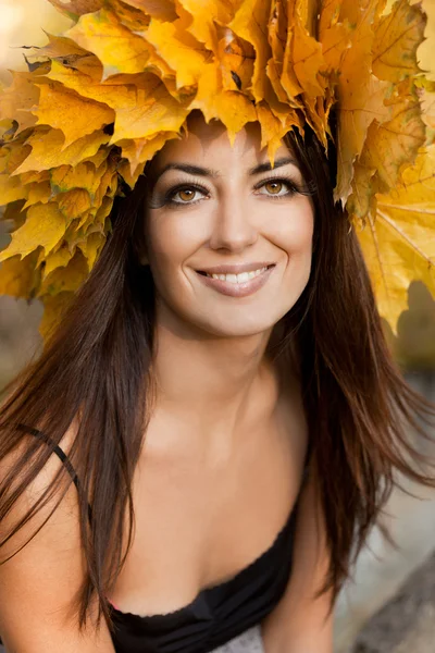 黄色树叶在秋天的女人 — 图库照片