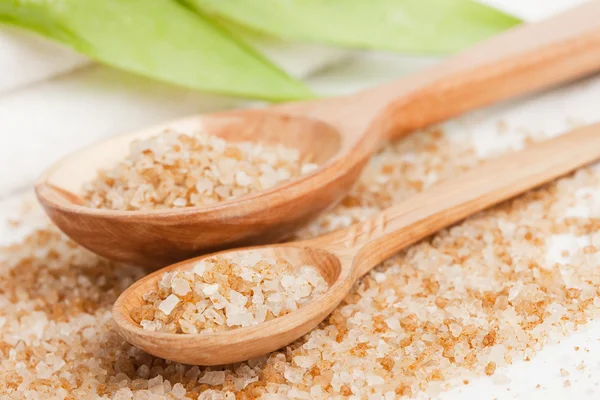 Spa essentials (bath salt in a spoon and leaf) — Stock Photo, Image