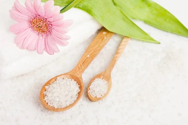 Lázně essentials (koupelová sůl v lžíci a květina) — Stock fotografie