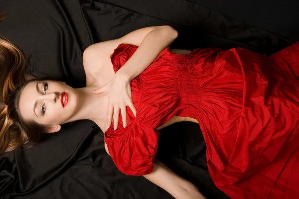 Csinos lány piros ruhában — Stock Fotó