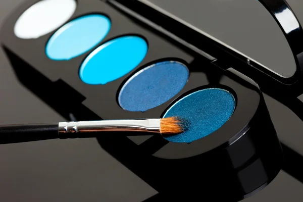 Make-up Lidschatten und Kosmetikpinsel — Stockfoto