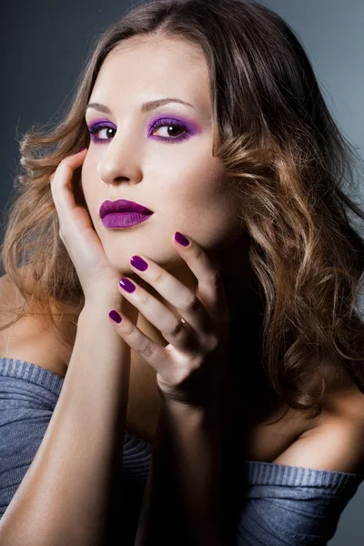 Елегантна модна жінка з фіолетовим візитом — стокове фото