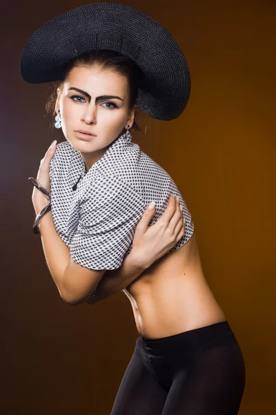 Fashionabla kvinna i hatt — Stockfoto