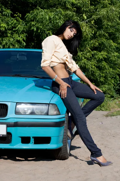 Gyönyörű nő közelében az autó — Stock Fotó