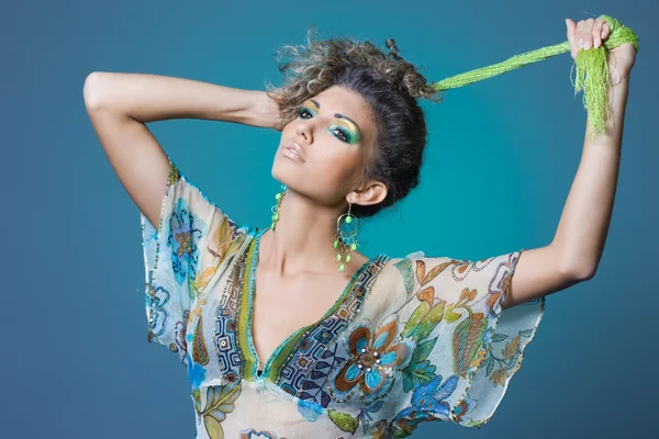 Sexy modische Frau auf grünem Hintergrund — Stockfoto