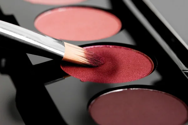 Sombras de maquillaje y pincel cosmético —  Fotos de Stock