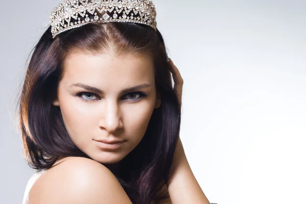 Mooie prinses met diamanten kroon — Stockfoto