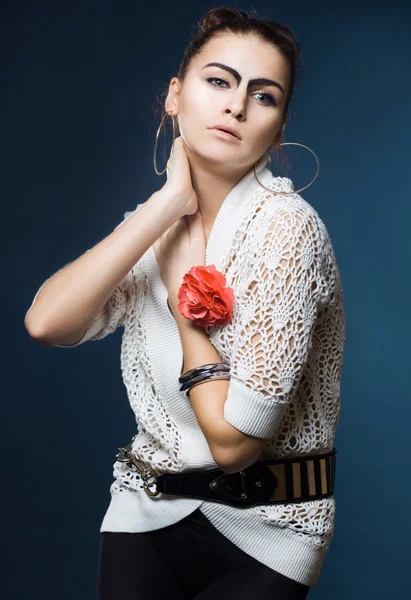 Modefrau mit schwarzen Augenbrauen — Stockfoto