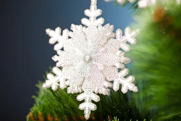 Tak van kerstboom met sneeuwvlok — Stockfoto