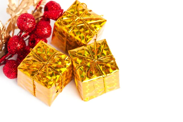 Noel hediye kutuları Avrupa holly ile — Stok fotoğraf