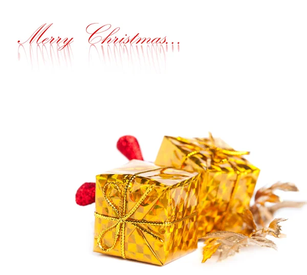 Vánoční dárkové krabičky s evropskými holly — Stock fotografie