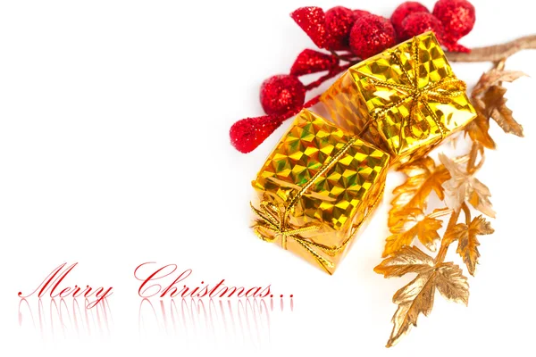 Kerstmis geschenkdozen met Europese holly — Stockfoto