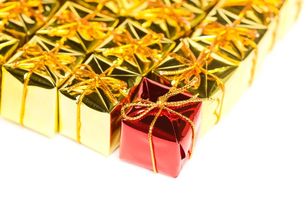 Beyaz arka plan üzerinde izole şenlikli hediye kutuları — Stok fotoğraf