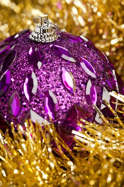 Kerstdecoratie met feestelijke garland (ondiepe Dof) — Stockfoto