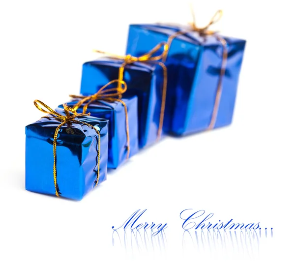 Scatole regalo festive isolate su sfondo bianco — Foto Stock