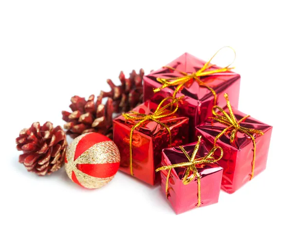 Cajas de regalo festivas con cono aislado sobre fondo blanco —  Fotos de Stock