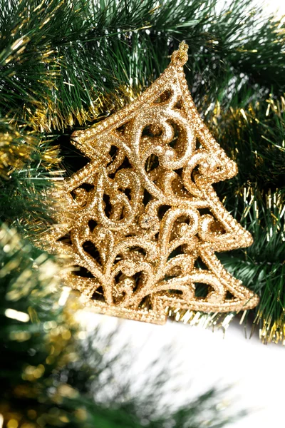 Vánoční strom s slavnostní věnec — Stock fotografie