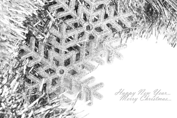 Kerstmis sneeuwvlok met feestelijke garland — Stockfoto
