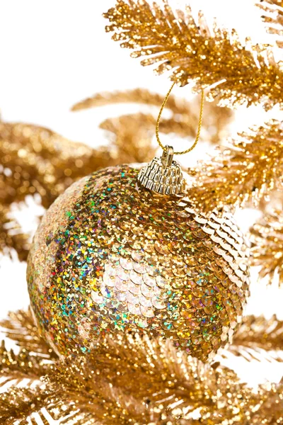 Tak van kerstboom met feestelijke decoratie — Stockfoto