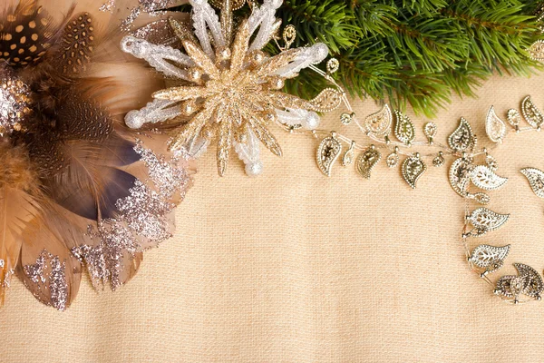 Tak van kerstboom met feestelijke decoratie — Stockfoto