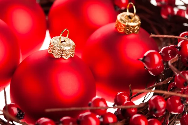 ヨーロッパのホリーとのクリスマスの装飾 — ストック写真