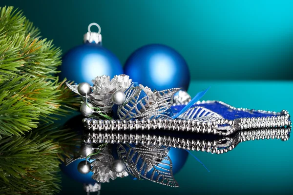 Ramo di albero di Natale con palla festiva — Foto Stock