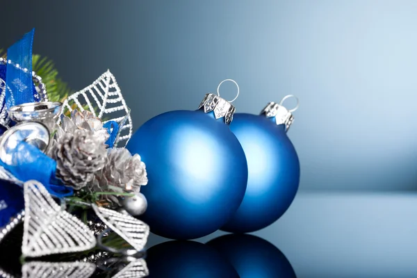 Zweig des Weihnachtsbaums mit festlichem Ball — Stockfoto