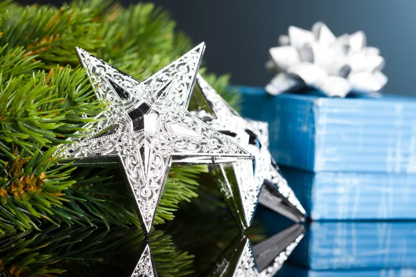 Ramo dell'albero di Natale con scatola regalo e stella — Foto Stock