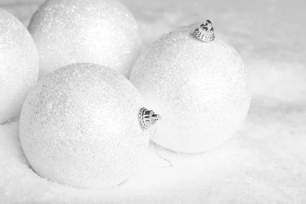 Noel dekorasyonu topları ile kar — Stok fotoğraf