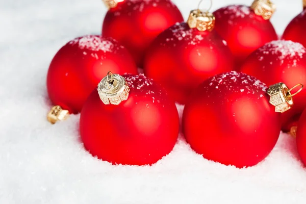 圣诞装饰球与雪 — 图库照片