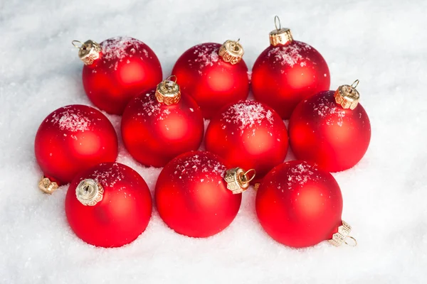 Karácsonyi dekoráció golyó a hó — Stock Fotó
