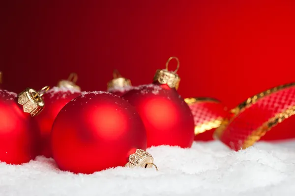 Vánoční dekorace koule se sněhem — Stock fotografie