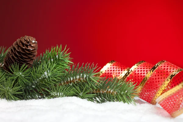 Tak van kerstboom met strik — Stockfoto