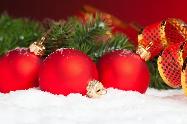 Gren av julgran med festliga boll — Stockfoto