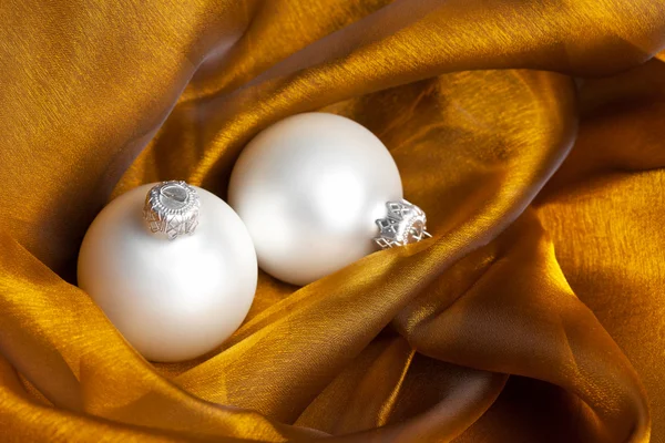 Vánoční dekorace na zlatá hedvábí — Stock fotografie