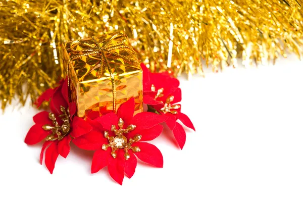Caixas de presente de Natal com poinsettia vermelha — Fotografia de Stock