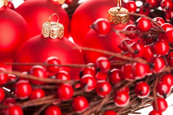 Vánoční dekorace s evropskými holly — Stock fotografie