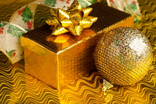 Kerstmis decoratie bal met lint — Stockfoto
