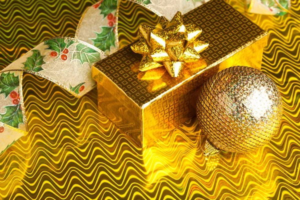Bola de decoración de Navidad con cinta —  Fotos de Stock