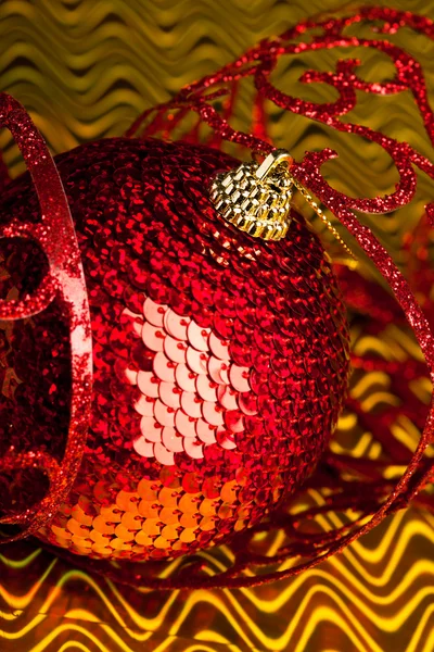 Palla decorazione di Natale con nastro — Foto Stock